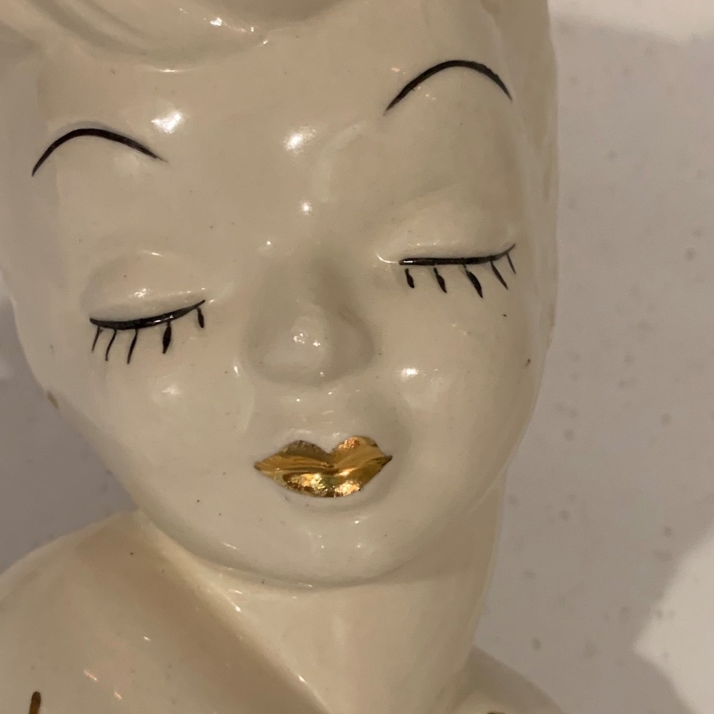 Glamour Girl Head vase ..signed white with gold trim.  Price Firm - Picture 5 of 8